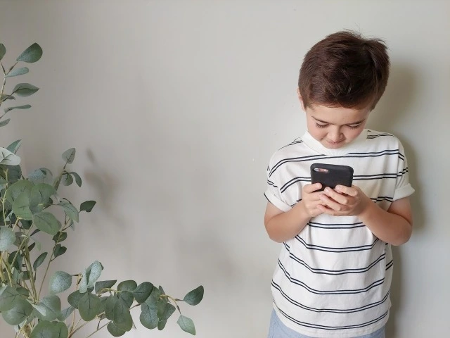 不登校の子どもにみられるスマホ依存の特徴